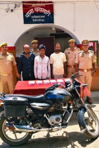 अम्बेडकरनगर में मोबाइल चोरी गैंग का पर्दाफाश, 3 शातिर गिरफ्तार—6 मोबाइल व बाइक बरामद