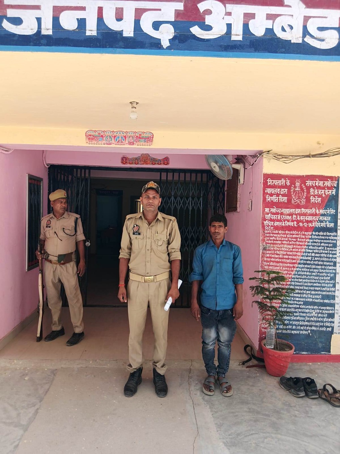 अपराध पर सख्ती: मालीपुर पुलिस ने अभियुक्त को घर के बाहर से किया गिरफ्तार