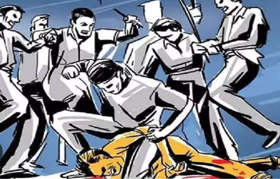 तिलक समारोह में जा रहे परिवार पर हमला: बोलेरो रोककर रॉड-हॉकी से पीटा, फायरिंग कर आरोपी फरार