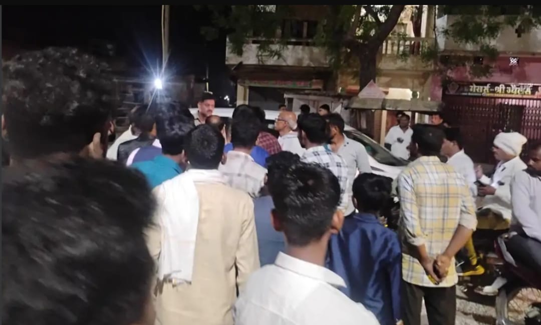 मुशायरे में जा रहे शायर सड़क हादसे में बाल-बाल बचे, भीषण टक्कर से मची अफरा-तफरी