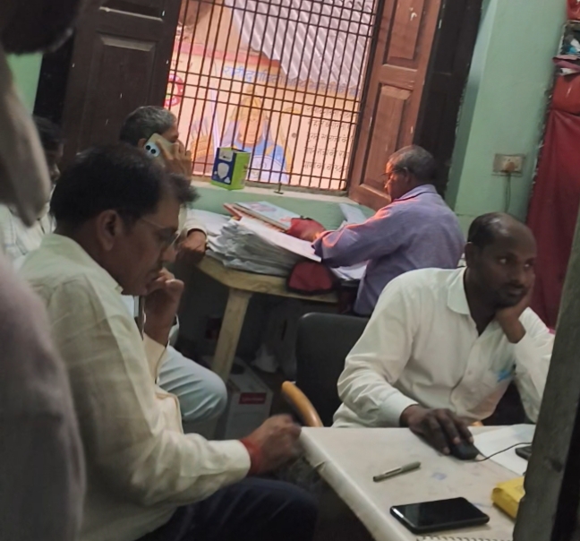 गांव गंदगी में डूबे, दफ्तरों में ‘सफाई कर्मियों’ से बाबूगिरी—जलालपुर ब्लॉक की हकीकत पर उठे तीखे सवाल