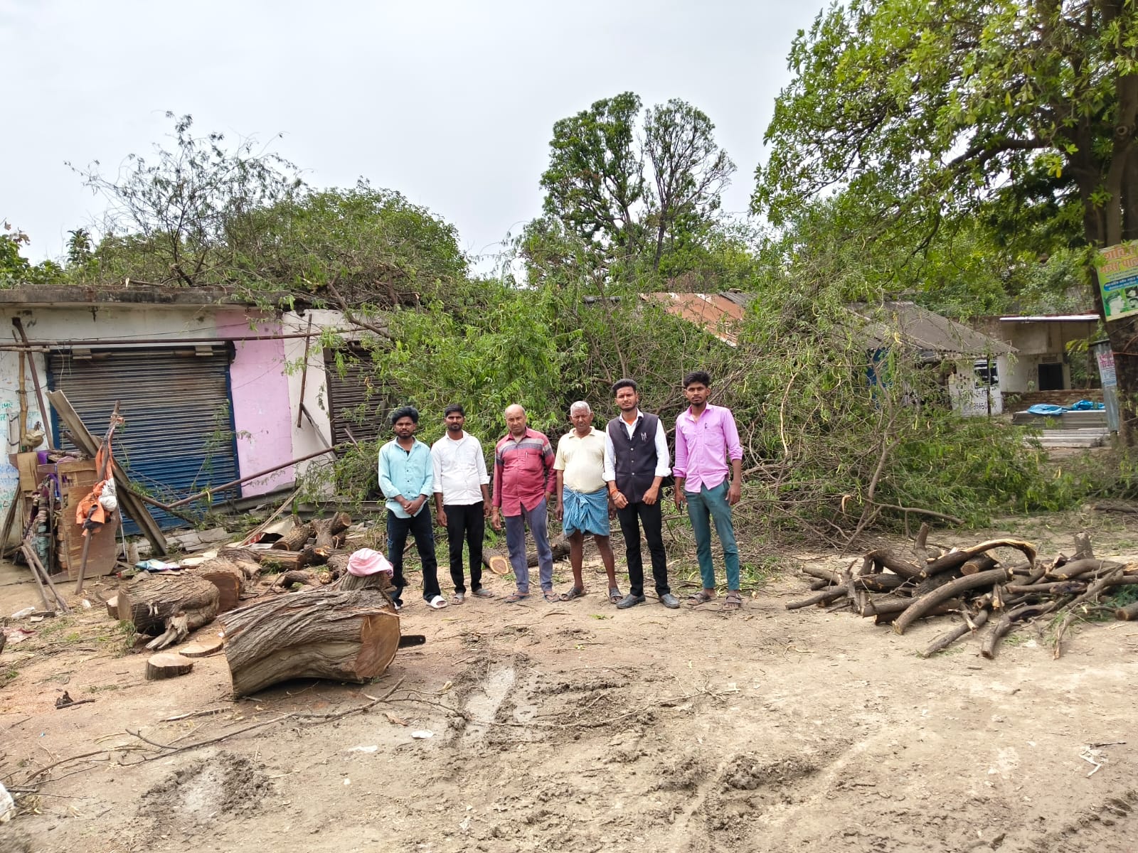 आंधी-तूफान की मार: पेड़ गिरने से भारतीय जन संगठन का कार्यालय ध्वस्त, भारी नुकसान