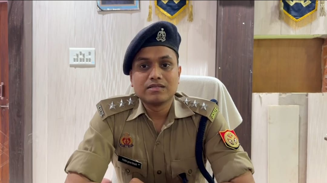 कुल्हाड़ी लेकर महिला को दौड़ाने वाला आरोपी गिरफ्तार, पुलिस के सामने जहरीला पदार्थ खाने का प्रयास   ।  अकबरपुर में शराब के नशे में उत्पात, जिला अस्पताल में भर्ती; पीड़िता की तहरीर पर नया मुकदमा दर्ज