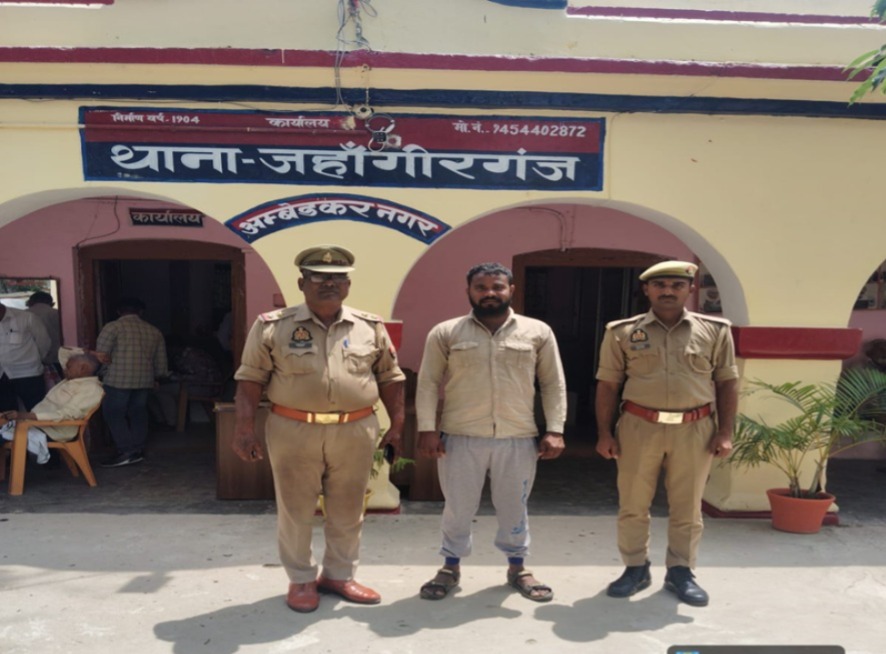 जहांगीरगंज पुलिस ने वांछित अभियुक्त को किया गिरफ्तार
