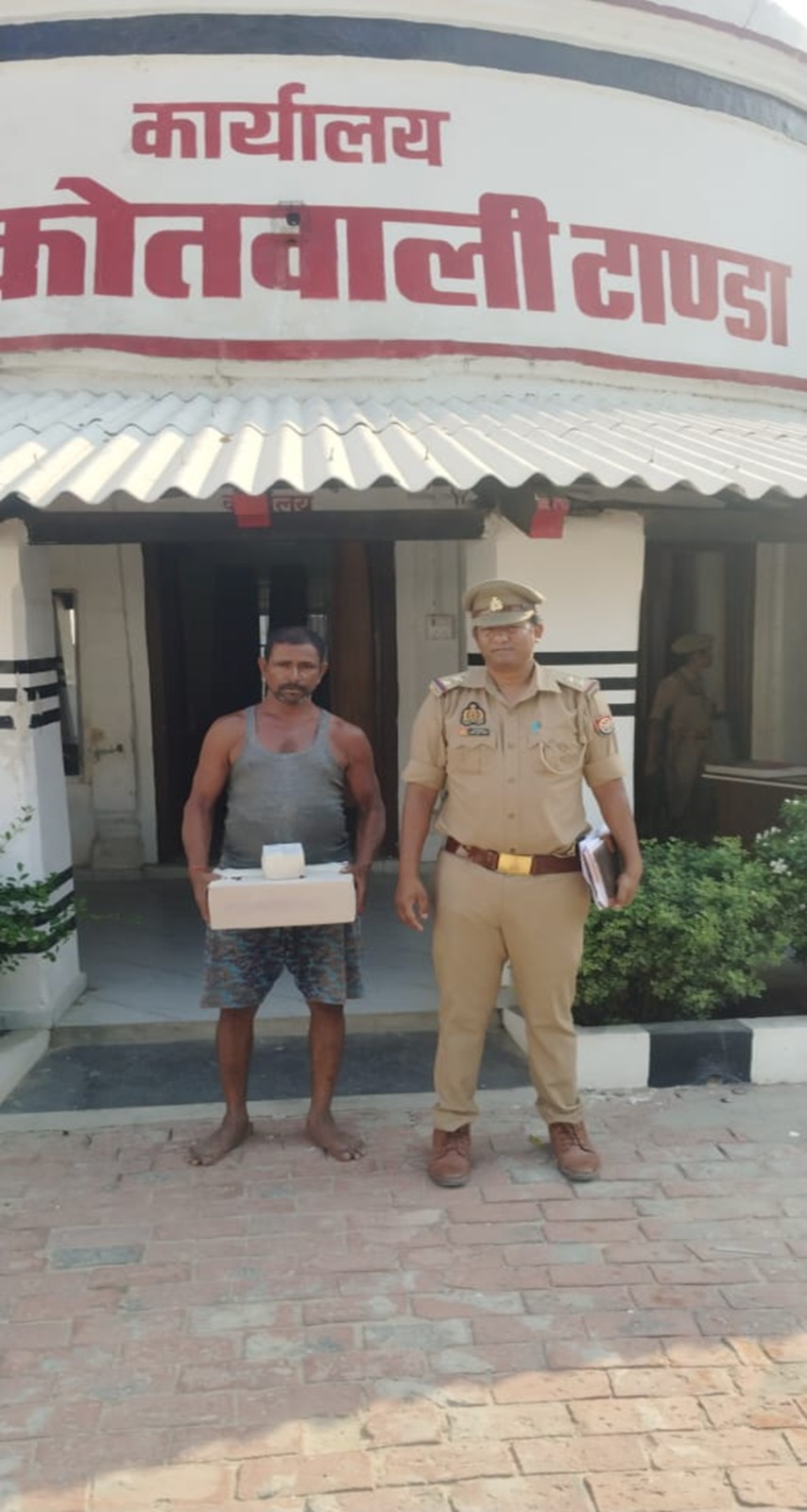 टाण्डा पुलिस की कार्रवाई: अवैध देशी शराब बेचते एक अभियुक्त गिरफ्तार, 34 पाउच शराब बरामद