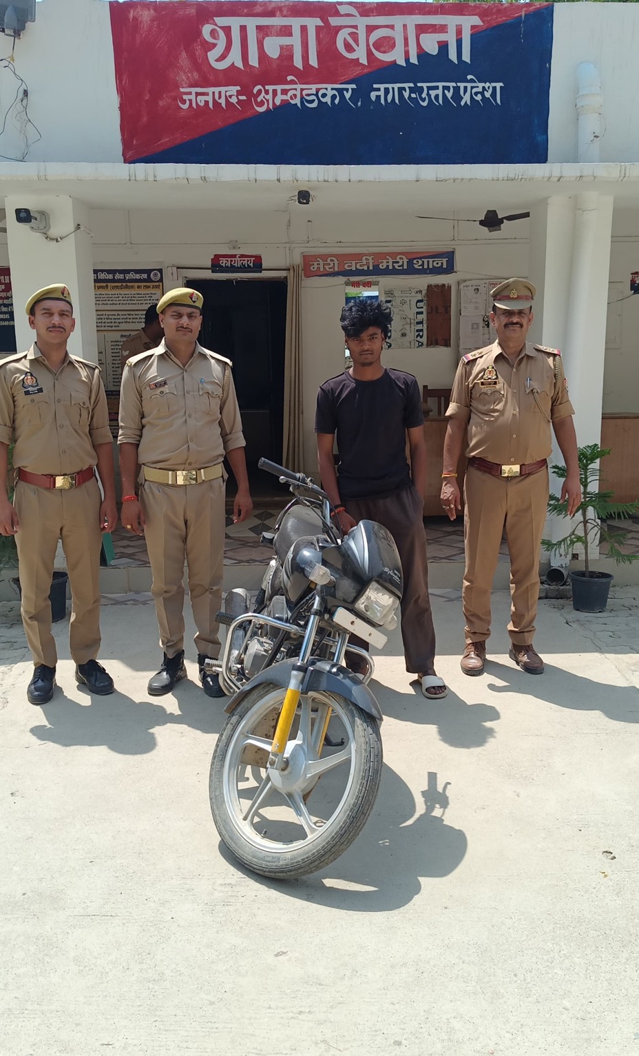 चोरी की मोटरसाइकिल के साथ युवक गिरफ्तार, पुलिस ने न्यायालय भेजा