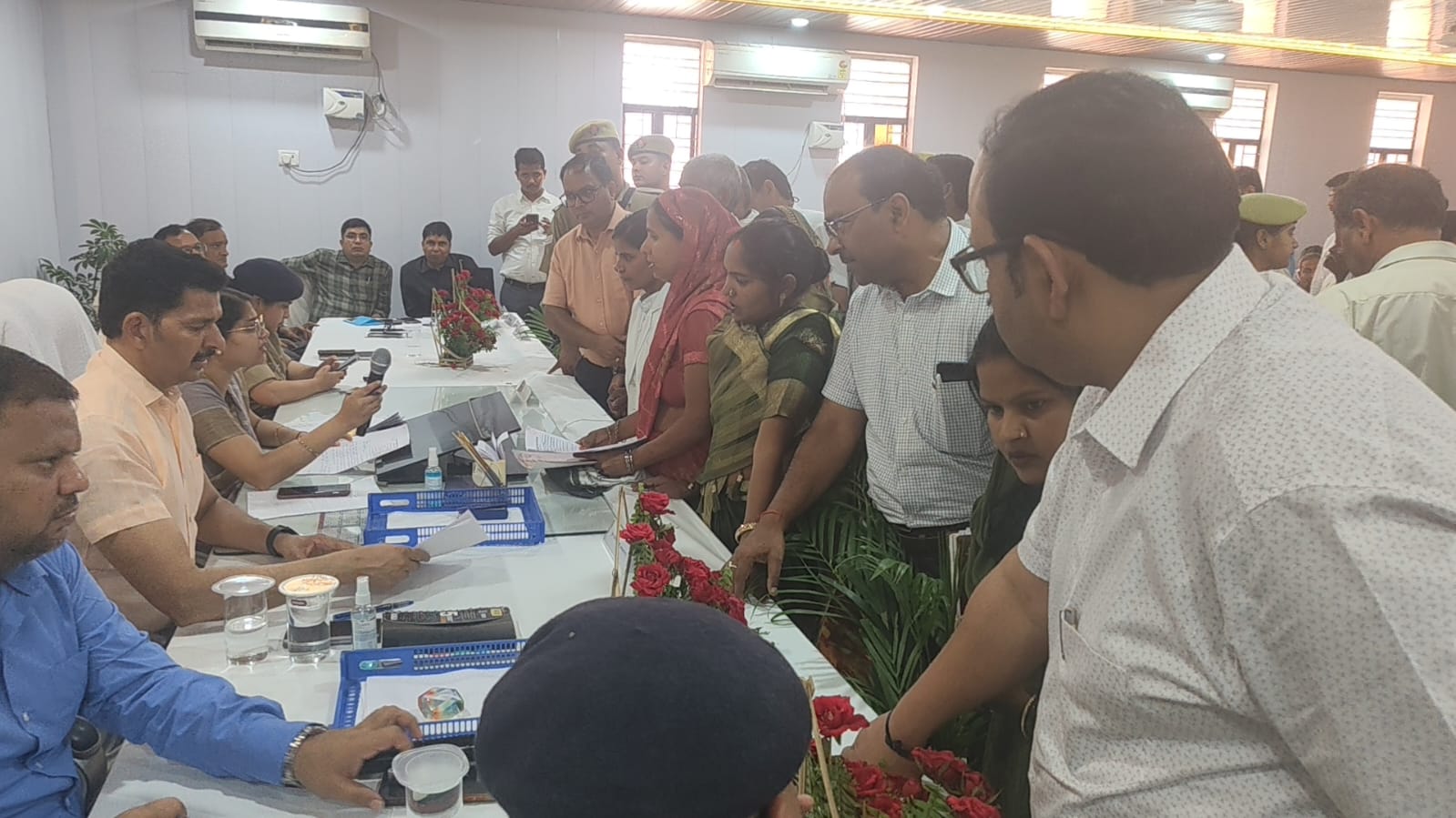 नवागत जिलाधिकारी और पुलिस अधीक्षक के पहली बार पहुंचने पर समाधान दिवस में उमड़ी फरियादियों की भीड़, न्याय की उम्मीद हुई मजबूत