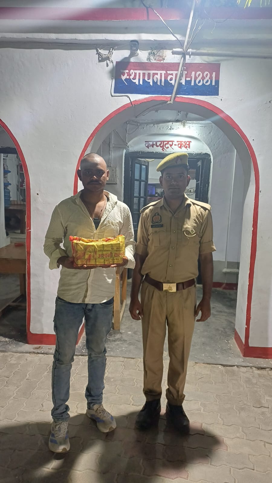 जलालपुर पुलिस की कार्रवाई: 16 पाउच अवैध देशी शराब के साथ युवक गिरफ्तार