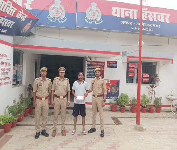 हंसवर पुलिस की कार्रवाई: अवैध तमंचा और कारतूस के साथ युवक गिरफ्तार, अपाची बाइक भी सीज