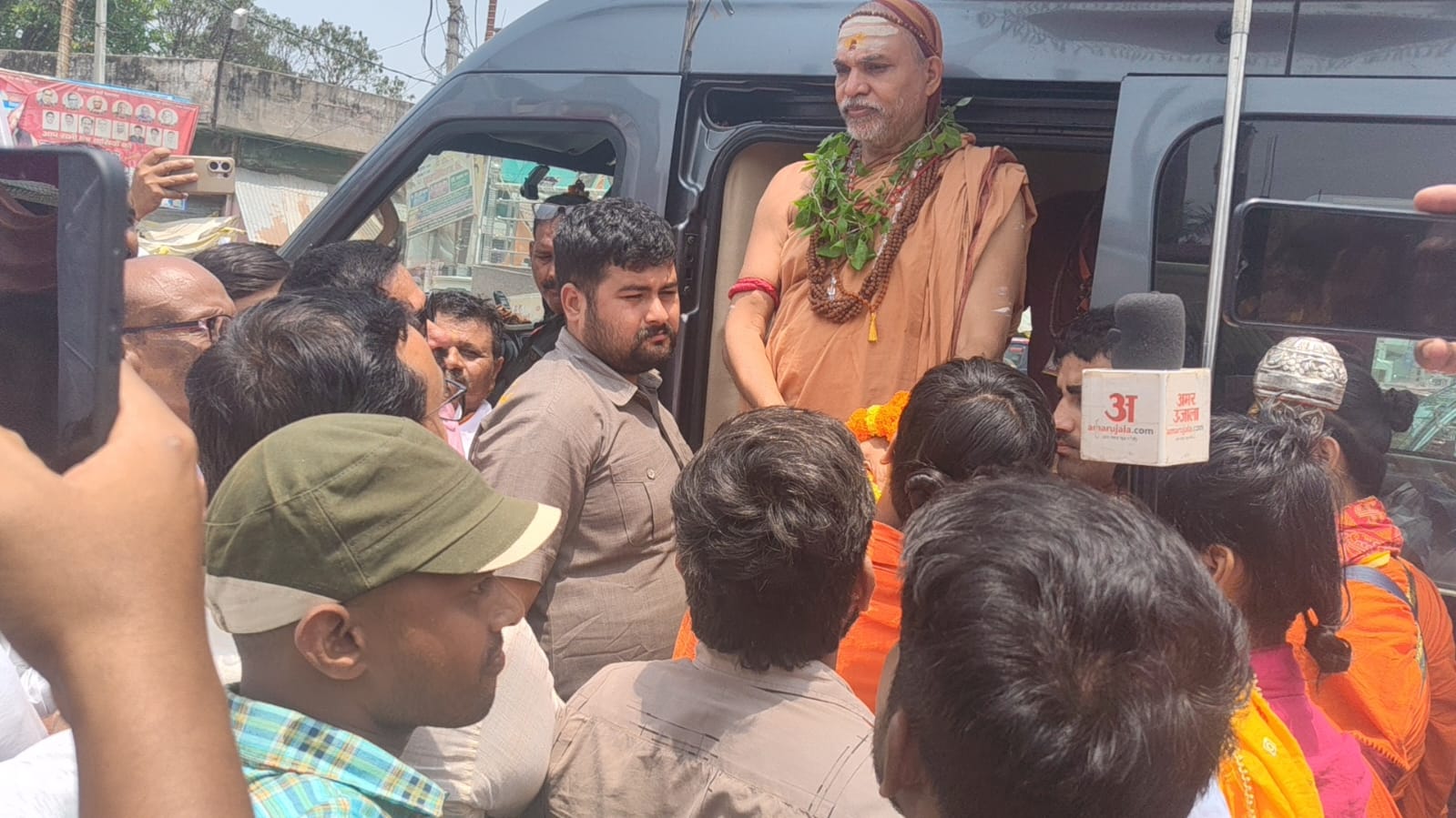 शिवाजी चौराहा पर जगद्गुरु शंकराचार्य के आगमन से भक्तिमय हुआ माहौल, गौ सेवा का दिया संदेश