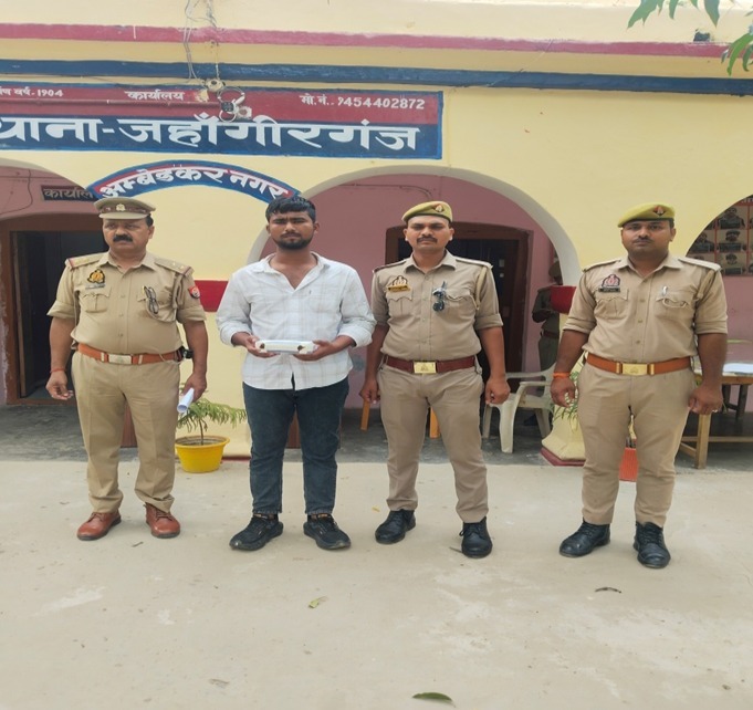 जहांगीरगंज पुलिस को बड़ी सफलता: 25 हजार का इनामिया लूट आरोपी गिरफ्तार, डेढ़ लाख से अधिक की रकम बरामद