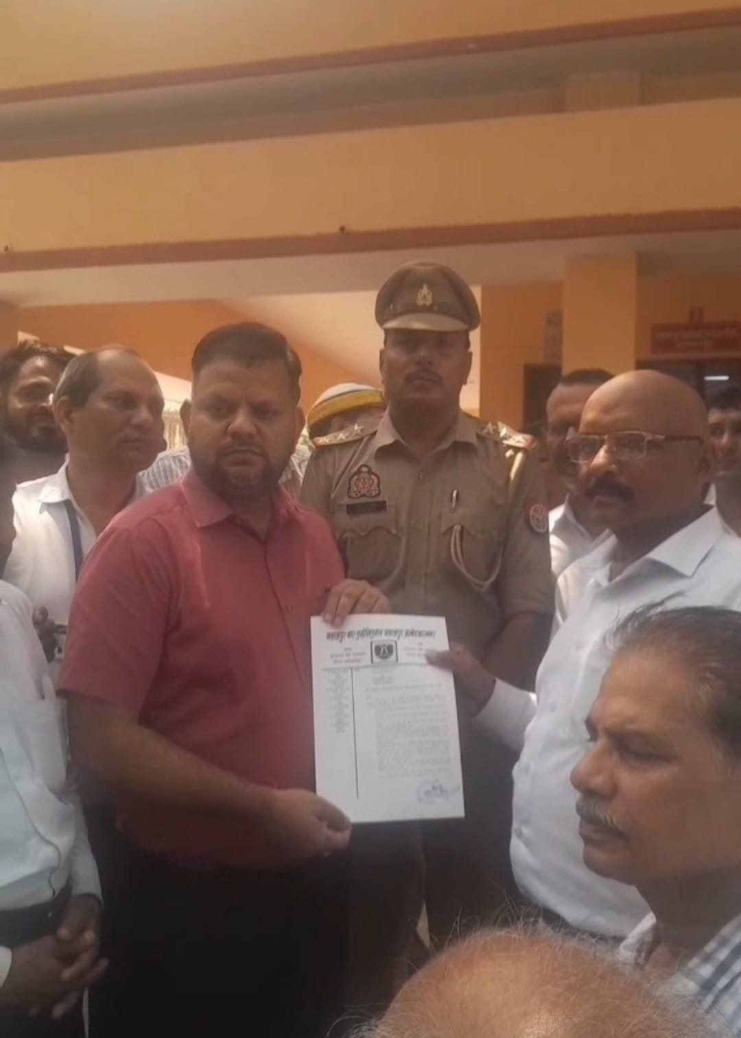 लखनऊ लाठीचार्ज के विरोध में जलालपुर बार एसोसिएशन का उग्र प्रदर्शन, राज्यपाल के नाम सौंपा ज्ञापन; अधिवक्ताओं ने उठाईं कई बड़ी मांगें