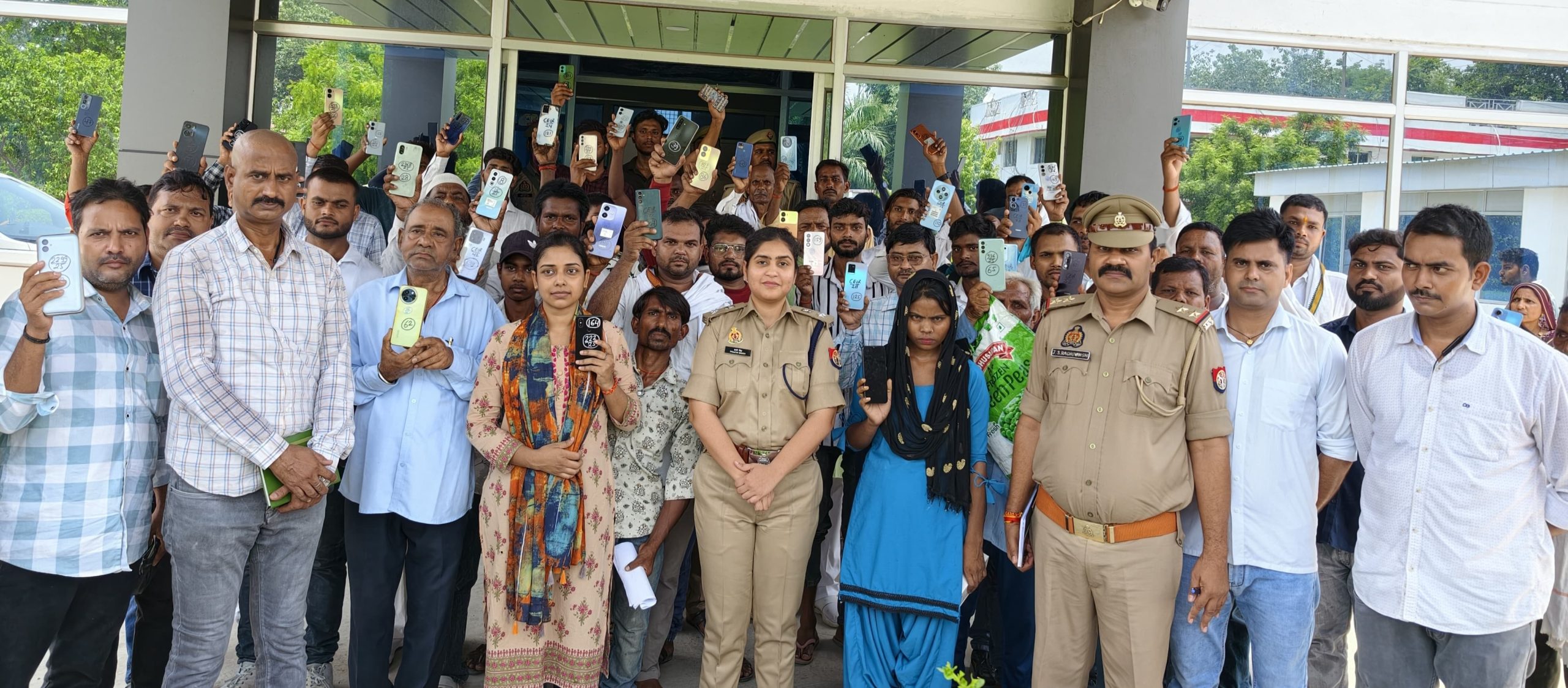 201 गुमशुदा मोबाइल लौटाकर अम्बेडकरनगर पुलिस ने लौटाई लोगों की मुस्कान, 40 लाख से अधिक की संपत्ति बरामद