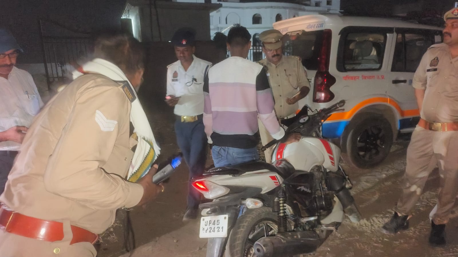 अम्बेडकरनगर में यातायात नियम तोड़ने वालों पर पुलिस की बड़ी कार्रवाई, दो दिन में 53 वाहनों पर कार्रवाई, लाखों का जुर्माना