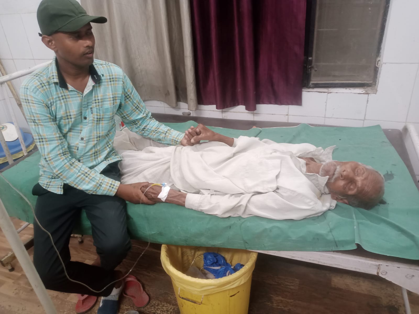 भीषण गर्मी में इंसानियत की मिसाल, समाजसेवी बने फरिश्ता; सड़क पर गिरे बुजुर्ग की बचाई जान