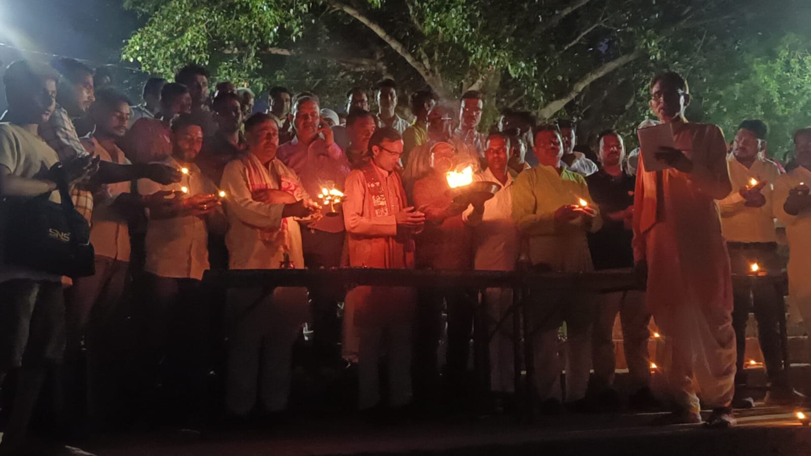 तमसा नदी के किनारे धूमधाम से मना गंगा दशहरा, वृक्षारोपण व दीपोत्सव ने भक्तिमय बनाया अवसर