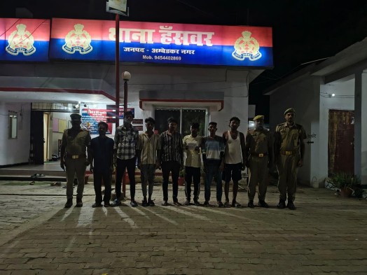 रामउजागर के बाग में चल रही थी ताश पर बाजी, हंसवर पुलिस की कार्रवाई में 7 गिरफ्तार