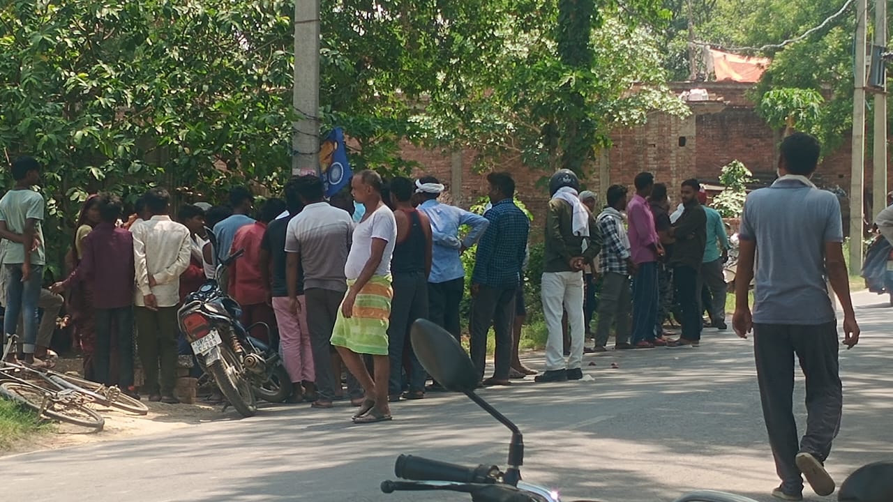 अनियंत्रित बाइक बिजली के खंभे से टकराई, 21 वर्षीय युवक की दर्दनाक मौत, भाई घायल