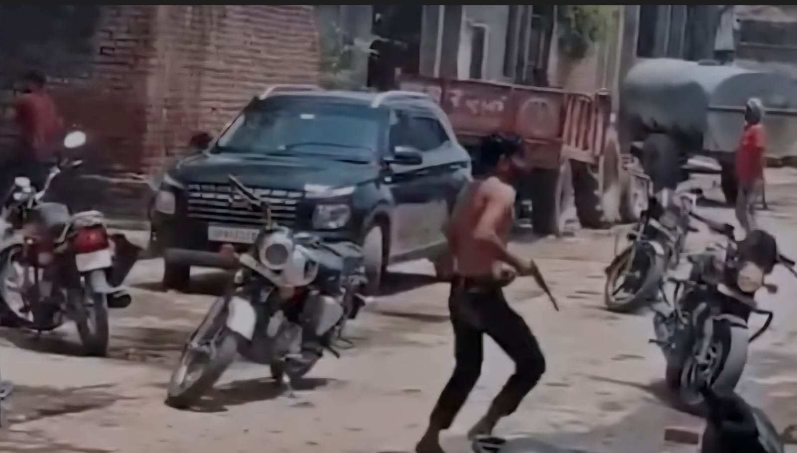 खूनी संघर्ष से दहला मथुरा: खुलेआम चली गोलियां, थाना प्रभारी लाइन हाजिर, दो पुलिसकर्मी निलंबित