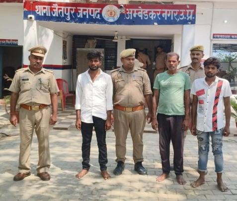न्यायालय के वारंट पर जैतपुर पुलिस की कार्रवाई, तीन वारंटी अभियुक्त गिरफ्तार