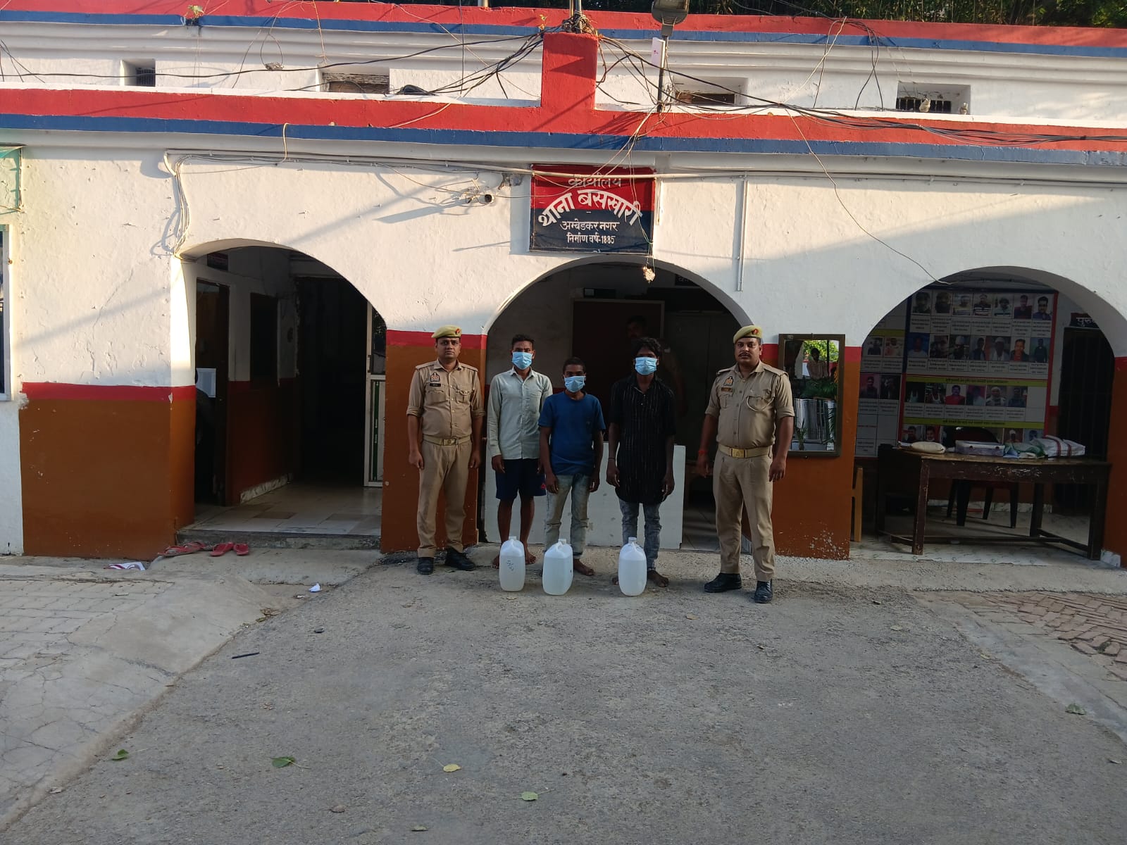 बसखारी पुलिस की कार्रवाई, 30 लीटर अवैध देशी शराब के साथ तीन अभियुक्त गिरफ्तार