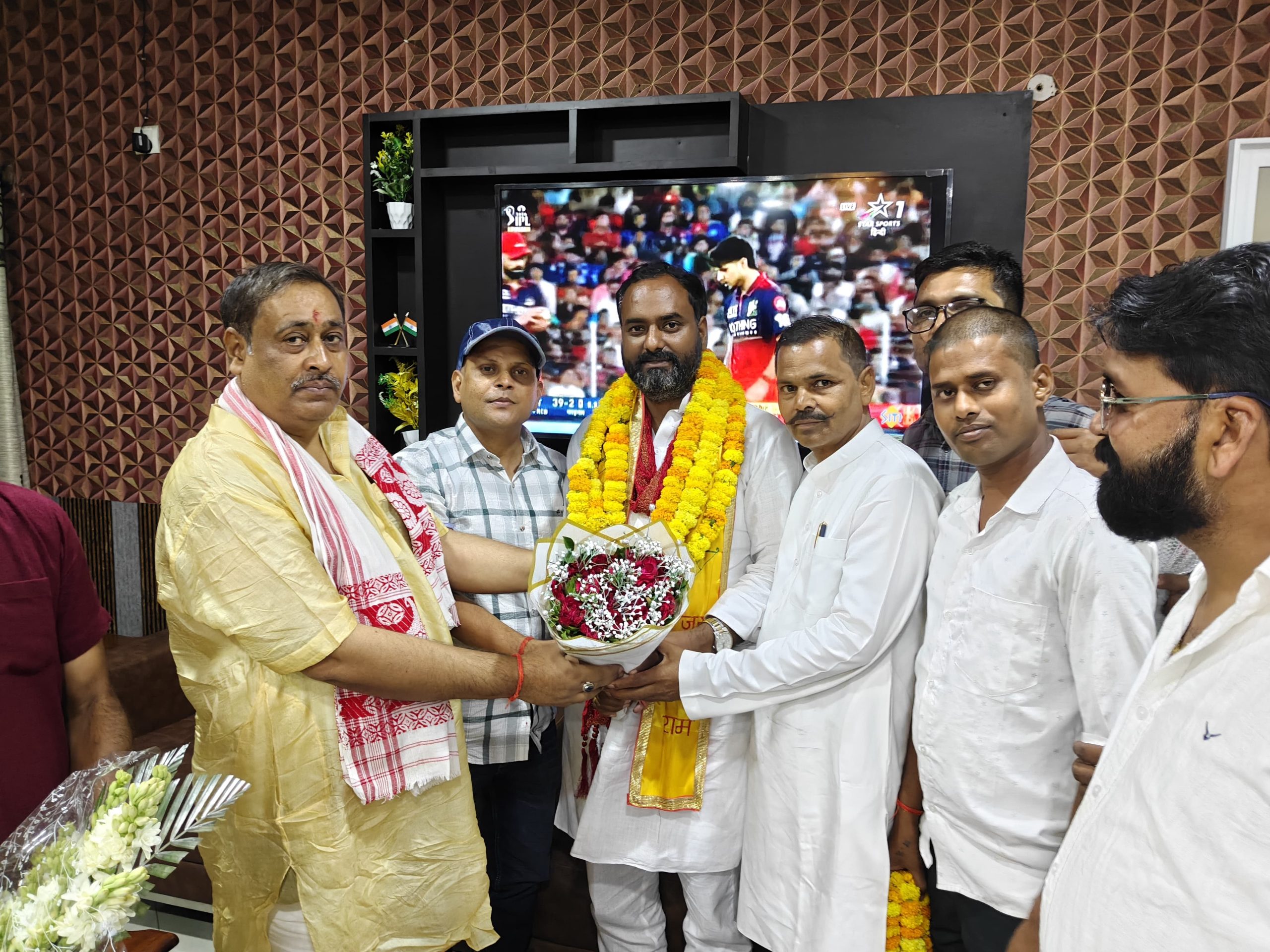 साकेत गेस्ट हाउस में भाजपा का शक्ति प्रदर्शन, नवनिर्वाचित जिलाध्यक्ष दिलीप देव पटेल का हुआ भव्य स्वागत