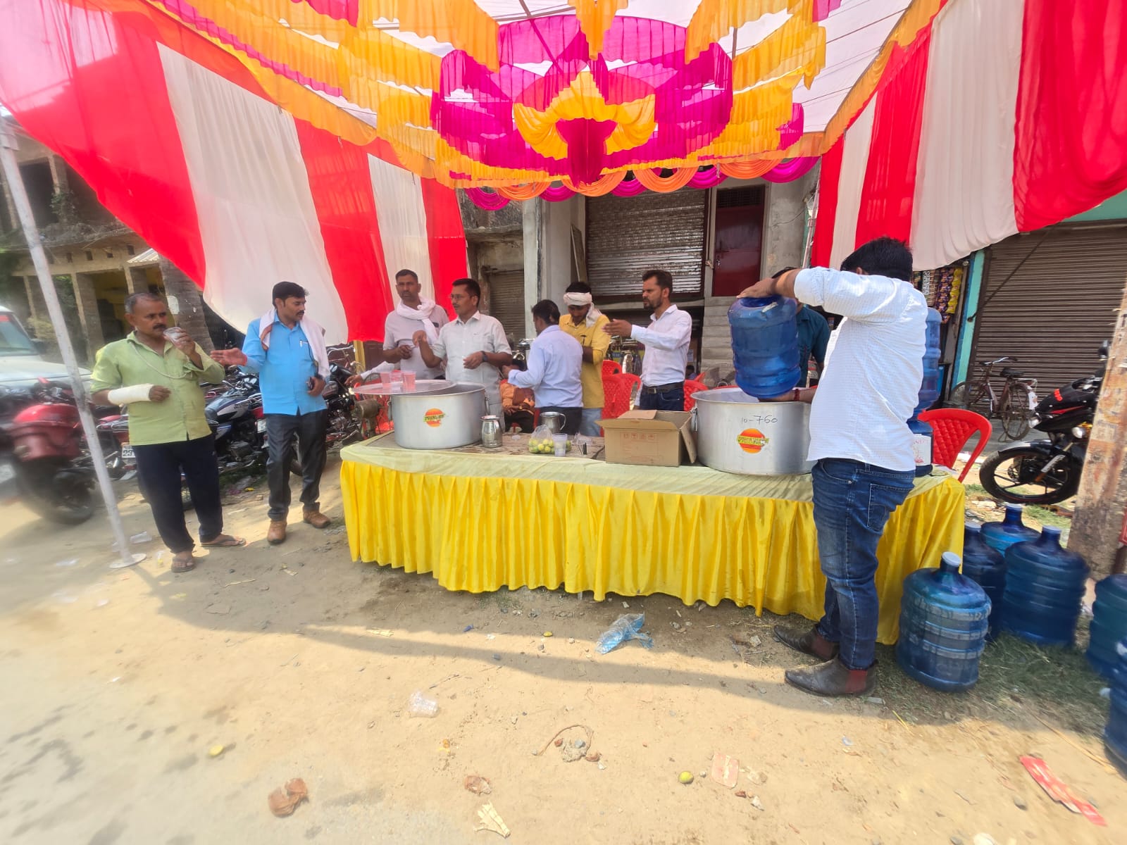 बड़े मंगलवार पर मानव सेवा का अनुपम उदाहरण, मुख्य संपादक प्रेम सागर विश्वकर्मा के नेतृत्व में हुआ भव्य शरबत वितरण