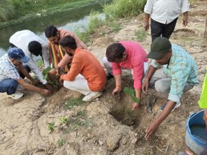 माँ के सम्मान में लगा हरियाली का संगम: शिवाला पक्का घाट पर गूंजा पर्यावरण संरक्षण का संदेश
