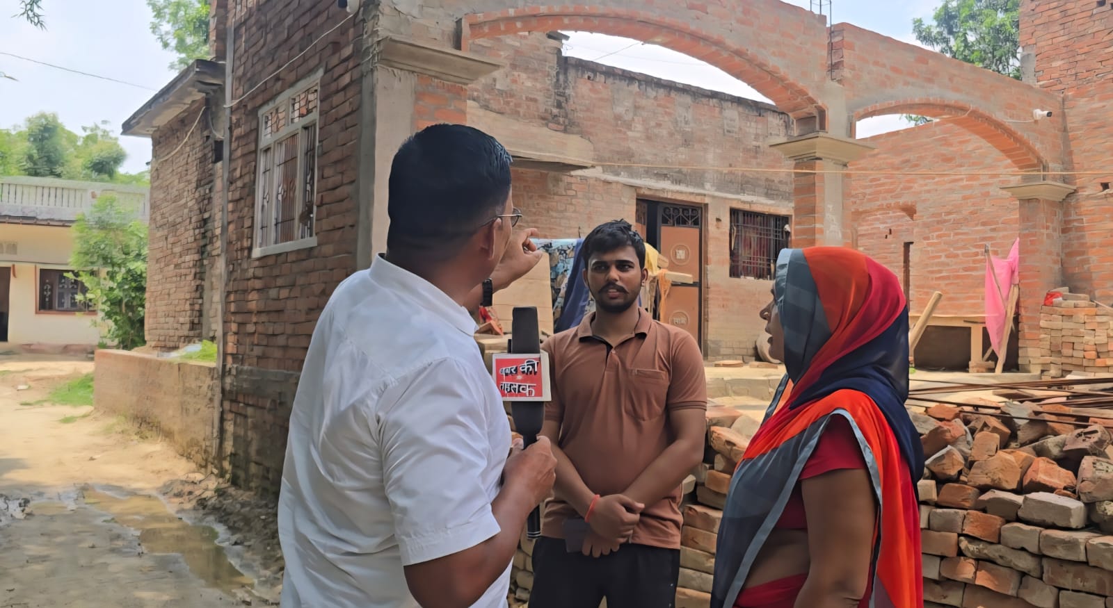 जांच से पहले कार्रवाई या शिकायत का असर? मकान निर्माण रुकने से परेशान परिवार ने डीएम से मांगा इंसाफ