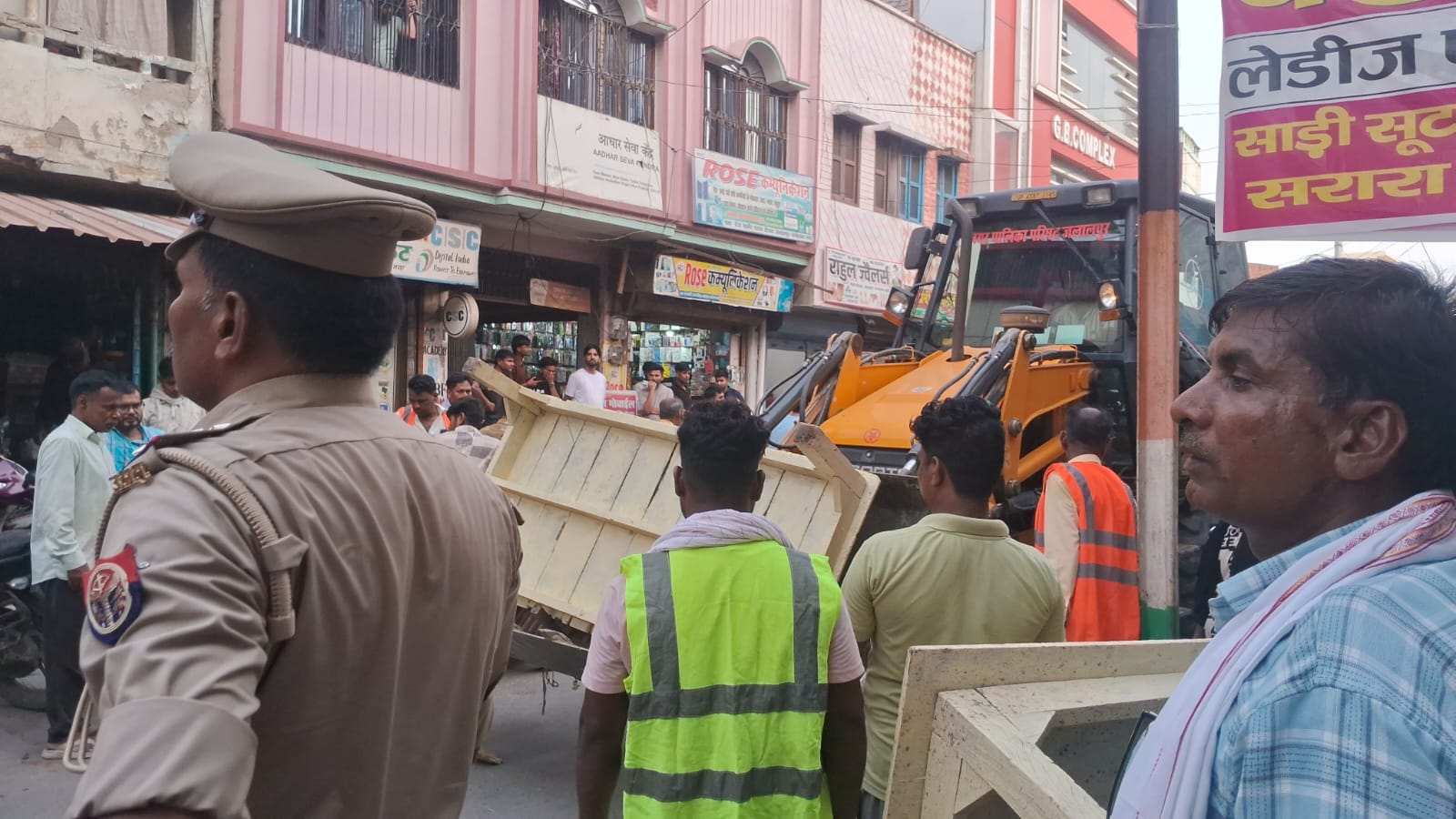 जलालपुर में अतिक्रमण पर प्रशासन का बड़ा एक्शन, बुलडोजर चलाकर हटाए गए अवैध कब्जे