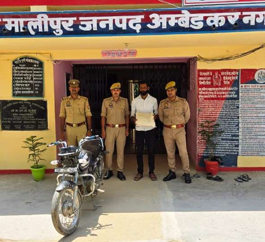 मालीपुर पुलिस को बड़ी सफलता, 1400 ग्राम गांजा के साथ हिस्ट्रीशीटर गिरफ्तार