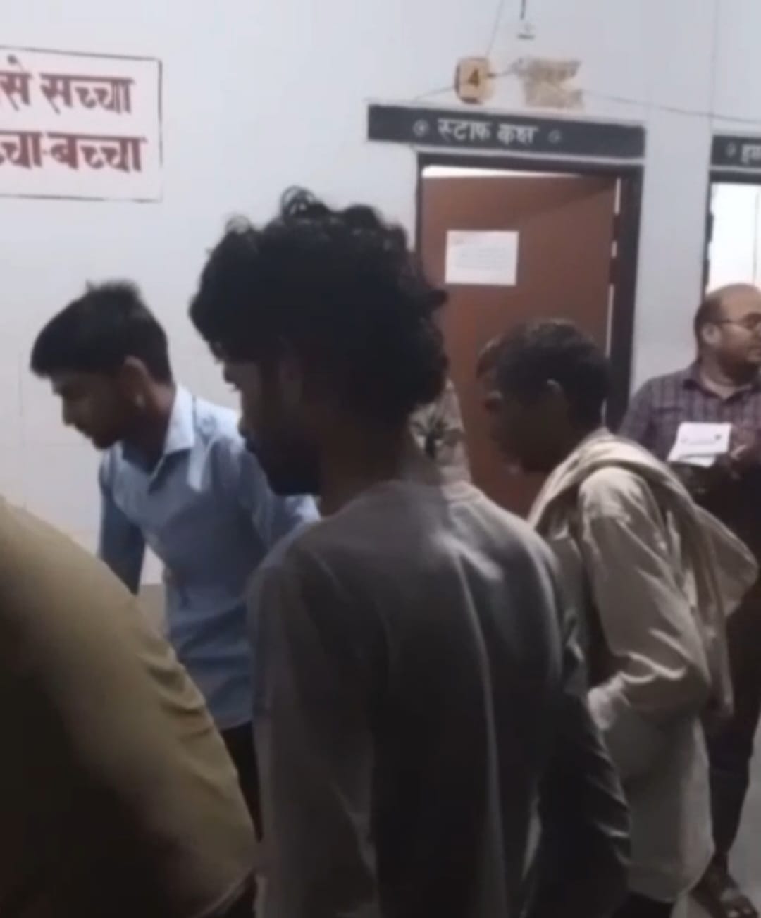सड़क हादसे में युवक गंभीर रूप से घायल। मानवता की मिसाल: राहगीरों ने बचाई घायल युवक की जान, समय पर पहुंची 112 पुलिस