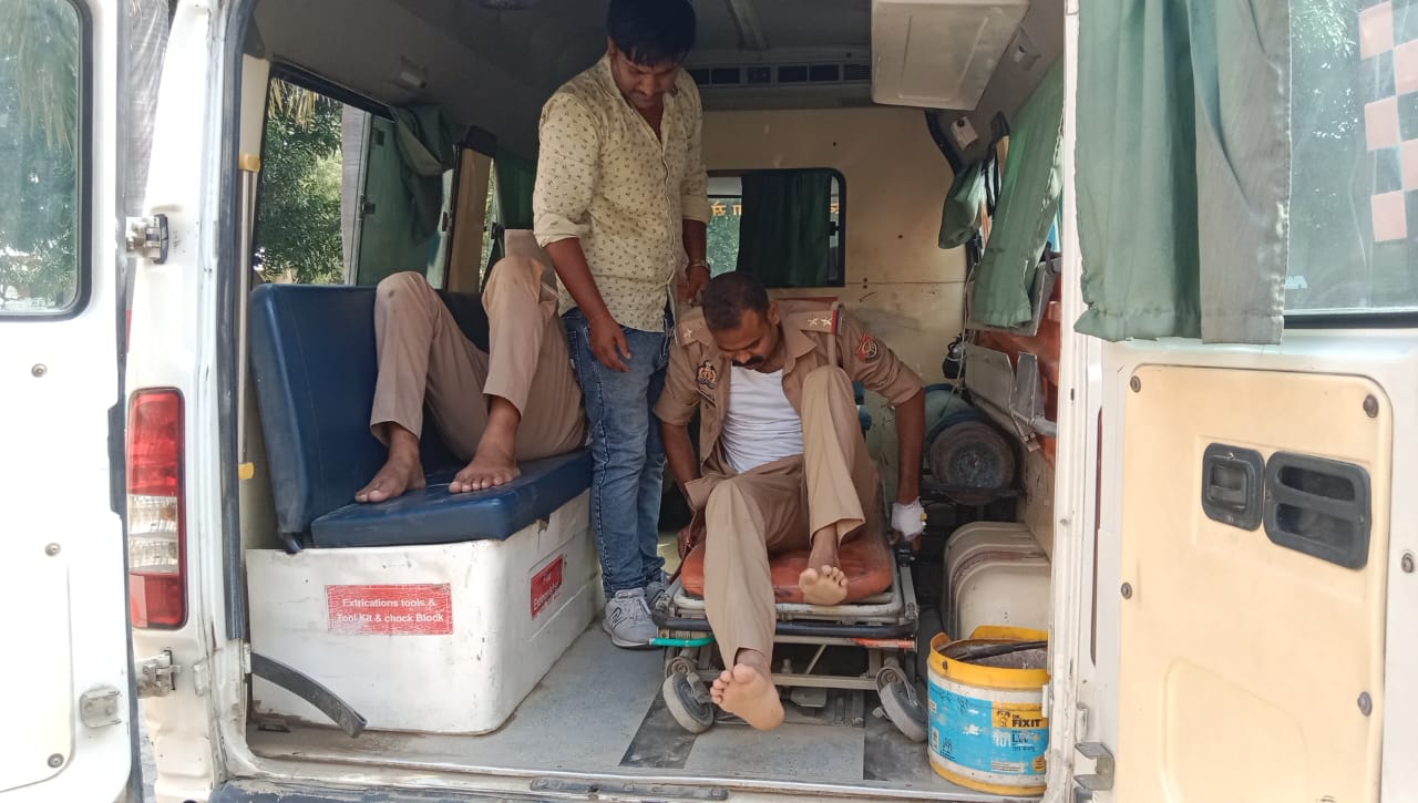 मालीपुर में दो बाइकों की आमने-सामने भिड़ंत, एसआई व सिपाही समेत पांच लोग घायल