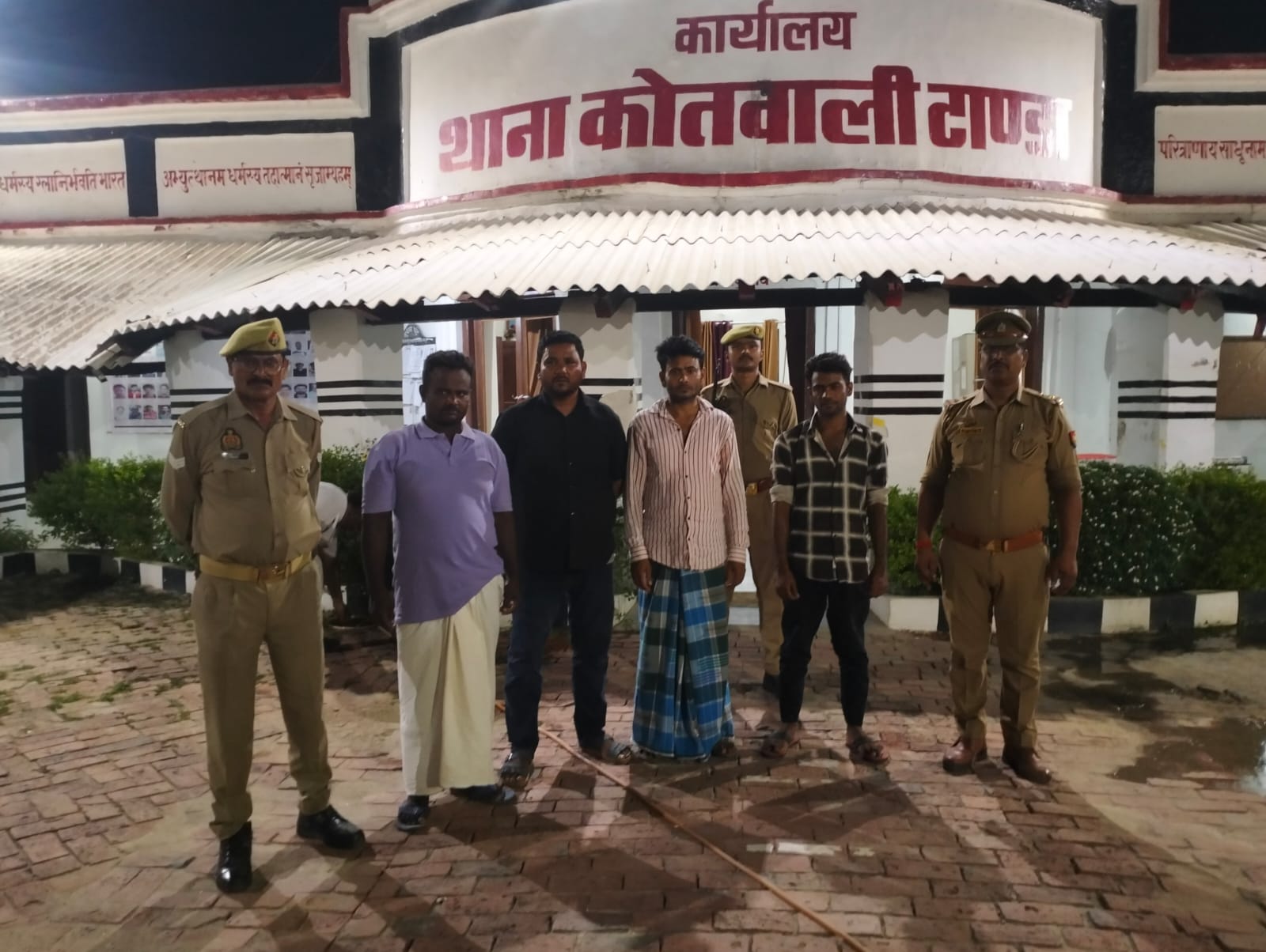 टाण्डा पुलिस का जुआरियों पर शिकंजा, चार आरोपी गिरफ्तार, नकदी और ताश के पत्ते बरामद