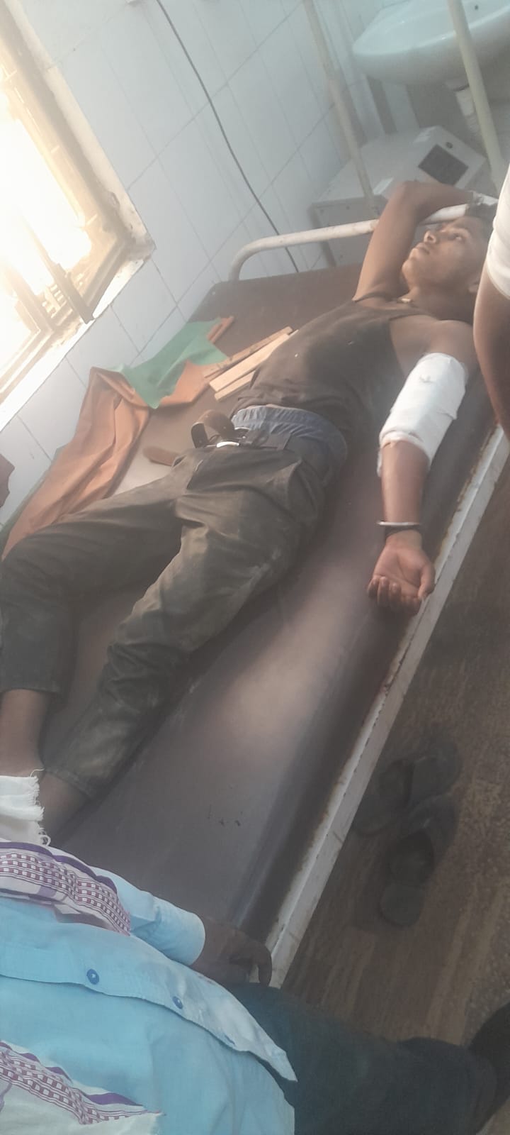 शाहपुर के पास पलटा ई-रिक्शा, सुल्तानपुर का युवक गंभीर रूप से घायल, जिला अस्पताल रेफर