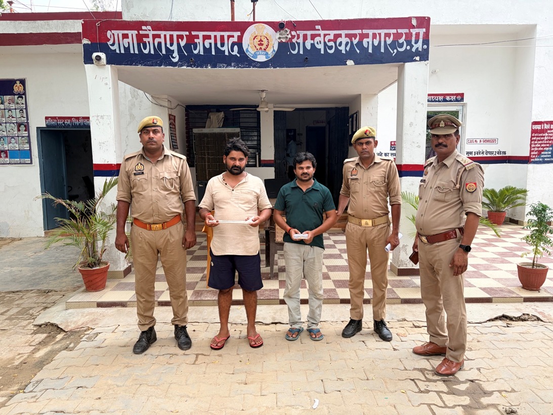 जैतपुर पुलिस ने चोरी की वारदात का किया खुलासा, दो शातिर अभियुक्त गिरफ्तार, चेन और बाइक बरामद