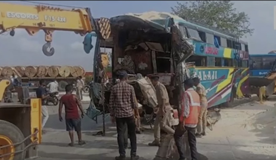 वडोदरा हाईवे पर भीषण हादसा: खड़े ट्रक से टकराई लग्जरी बस, 6 यात्रियों की मौत, 26 घायल