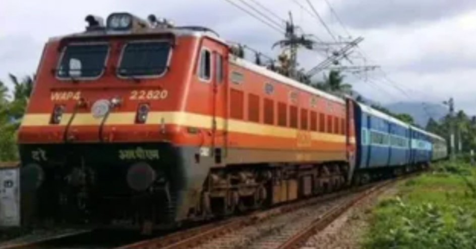 उन्नाव रेलवे स्टेशन पर बड़ा हादसा टला: ट्रेन के नीचे आने के बावजूद महिला सुरक्षित, लोगों ने कहा- ‘नई जिंदगी मिली’
