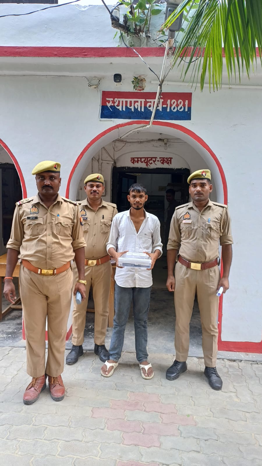 ₹5,000 के इनामी अभियुक्त को जलालपुर पुलिस ने दबोचा, तमंचा और कारतूस के साथ चोरी की रकम भी बरामद