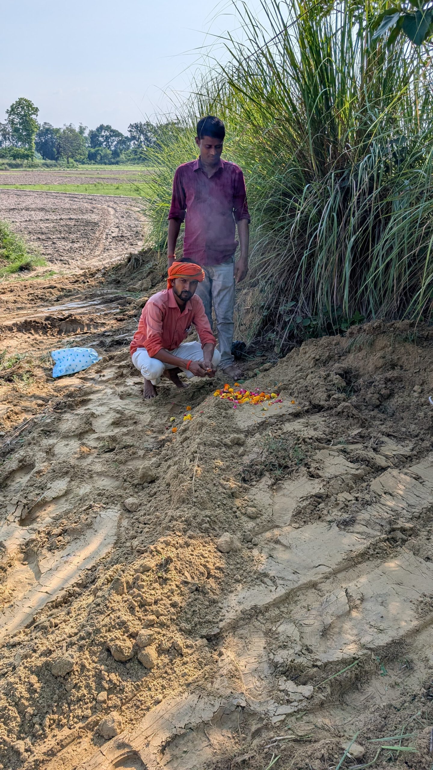 तालाब में गिरे नंदी का शव बाहर निकाला, समाजसेवियों ने पूरे विधि-विधान से किया अंतिम संस्कार