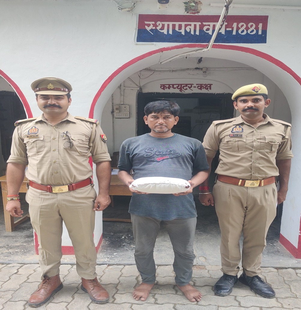 जलालपुर पुलिस की बड़ी कार्रवाई: जनपद के टॉप-10 अपराधी को 1.200 किलोग्राम गांजा के साथ दबोचा