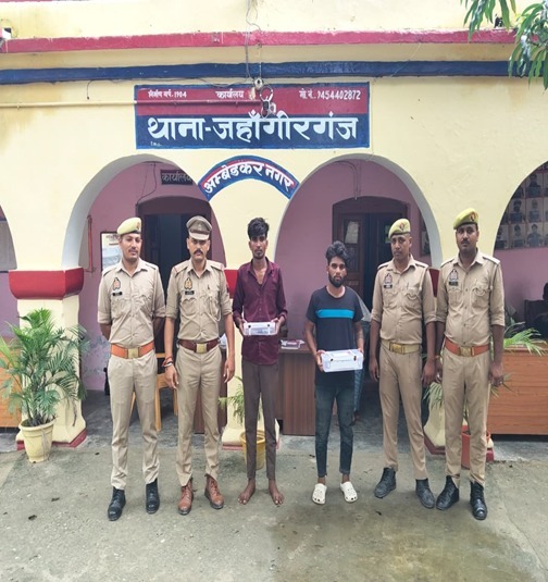 जहांगीरगंज पुलिस की बड़ी कार्रवाई: दो तमंचे, कारतूस और चाकू के साथ दो आरोपी गिरफ्तार, एक बाल अपचारी पुलिस अभिरक्षा में