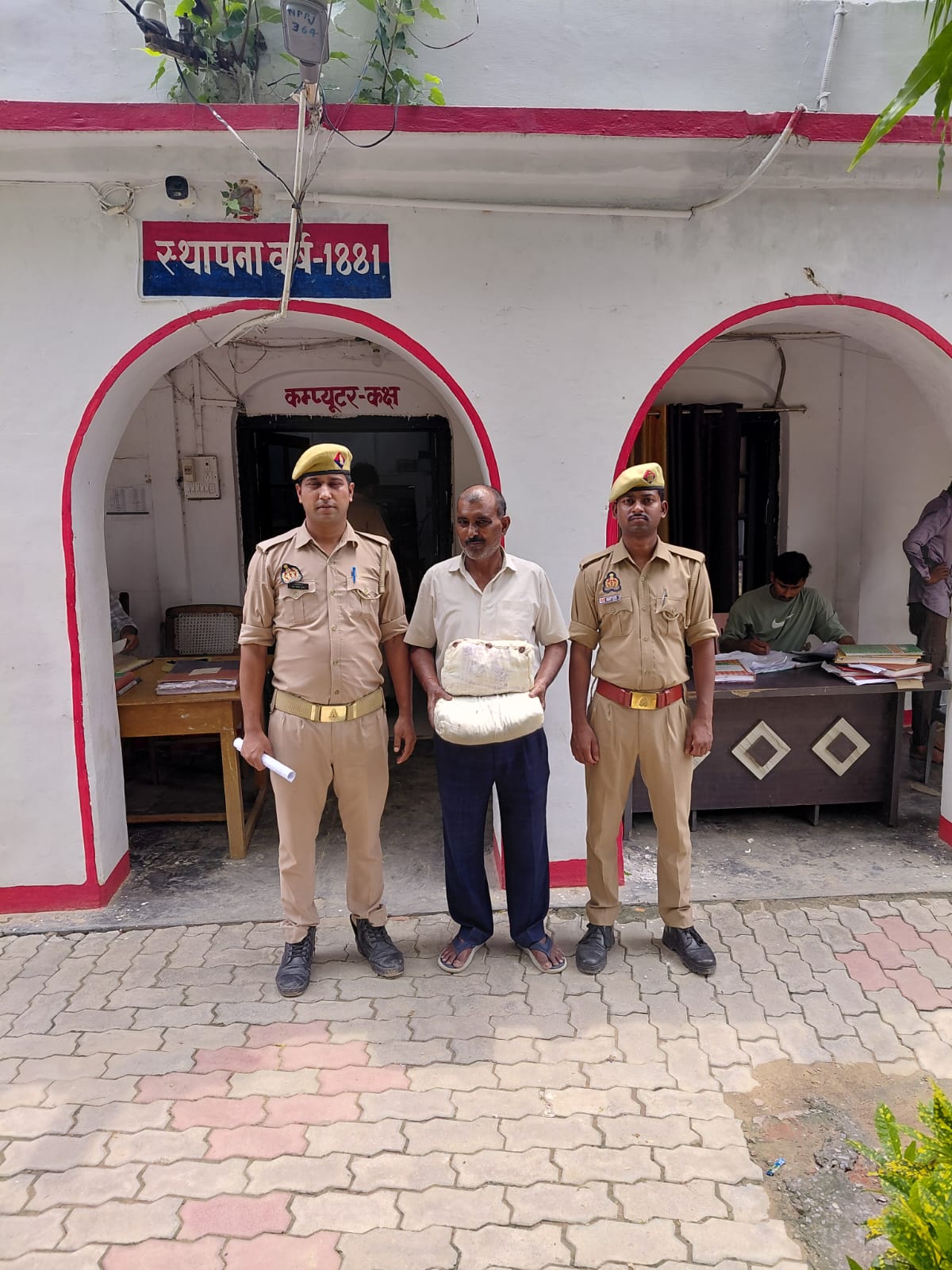 जालालपुर पुलिस की बड़ी कार्रवाई: लगभग 2 किलो अवैध गांजा के साथ तस्कर गिरफ्तार, बाइक, मोबाइल और नकदी भी बरामद