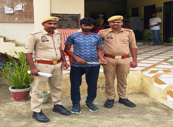 अंबेडकरनगर पुलिस की बड़ी कार्रवाई: गोवध मामले का वांछित आरोपी अवैध चाकू के साथ गिरफ्तार