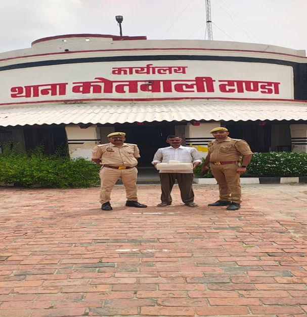 टांडा पुलिस की कार्रवाई: अवैध देशी शराब बेचते युवक गिरफ्तार, 15 पाउच शराब बरामद