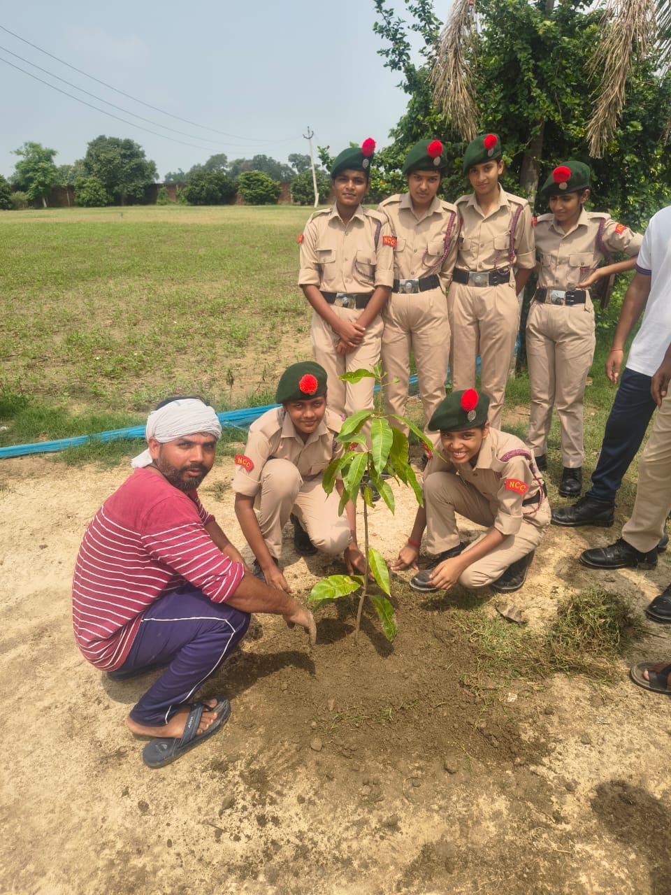 ‘एक पेड़ माँ के नाम’ अभियान से गूंजा रेडियंट अकादमी, छात्र-छात्राओं और एनसीसी कैडेट्स ने लगाया हरियाली का संकल्प