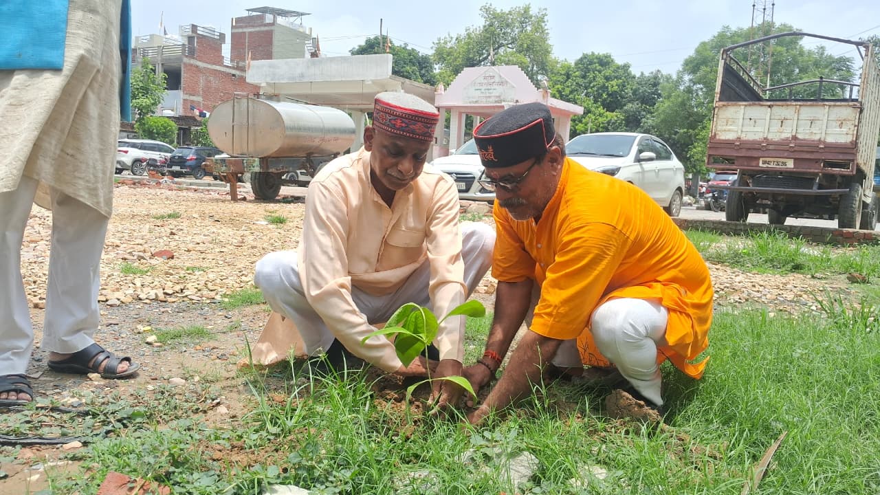 ‘एक पेड़ माँ के नाम’ अभियान को जलालपुर में मिला जनसमर्थन, भाजपा कार्यकर्ताओं ने लगाए 100 से अधिक पौधे