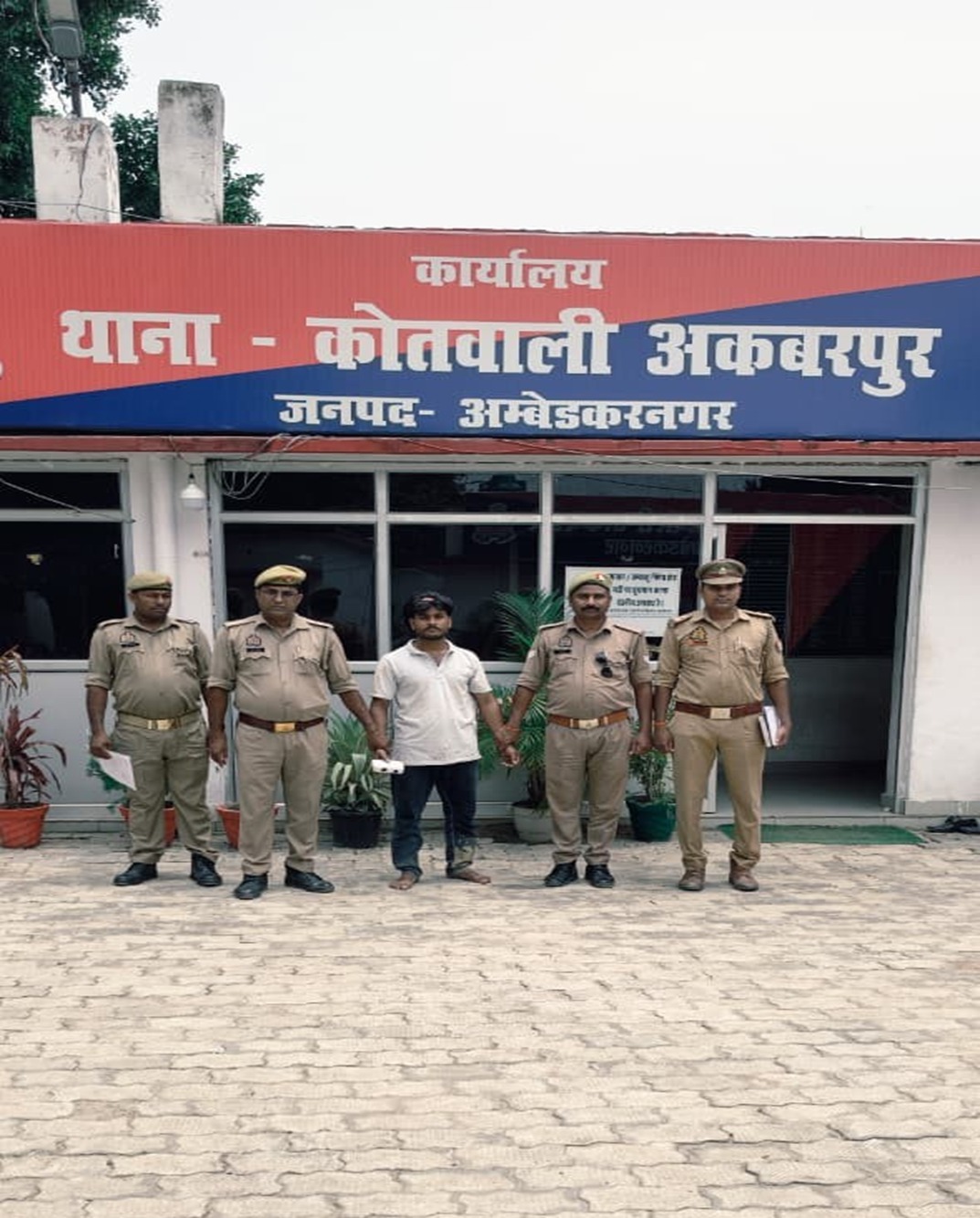 अम्बेडकरनगर: लूटकांड में वांछित आरोपी गिरफ्तार, घटना से जुड़ा पीली धातु का ठोस टुकड़ा बरामद