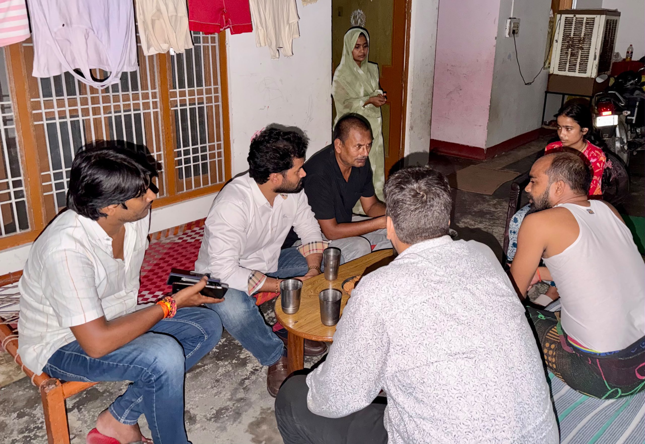 कैंसर से पिता के निधन के बाद आर्थिक संकट में फंसे परिवार को मिला सहारा, सैनिक इंटर कॉलेज में जमा कराई फीस और भविष्य की शिक्षा का दिया भरोसा