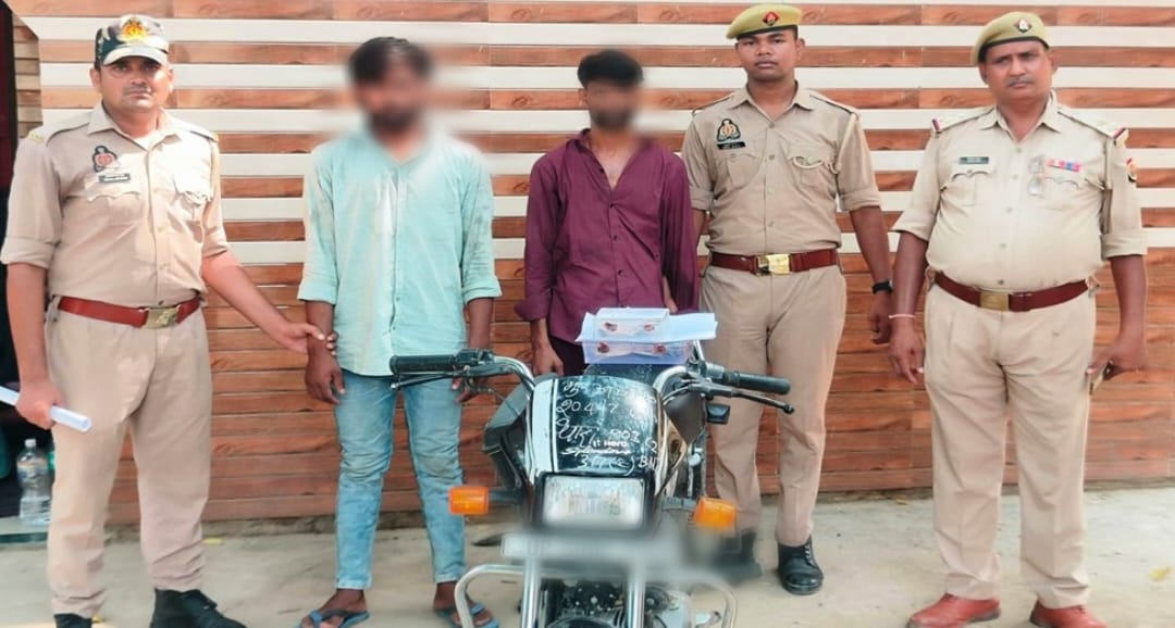 एटीएम बदलकर और फंसाकर ठगी करने वाले दो शातिर गिरफ्तार, ₹16,210 नकद, 4 एटीएम कार्ड व बाइक बरामद